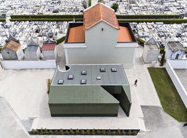 cfoto_dezeen_cemetery_toilet_m2_senos_architecture_public_and_leisure_portugal_death_dezeen_2364_...