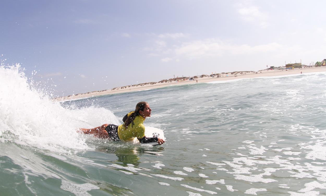fotografia de bodyboarder feminina a surfar uma onda na praia da Costa Nova
