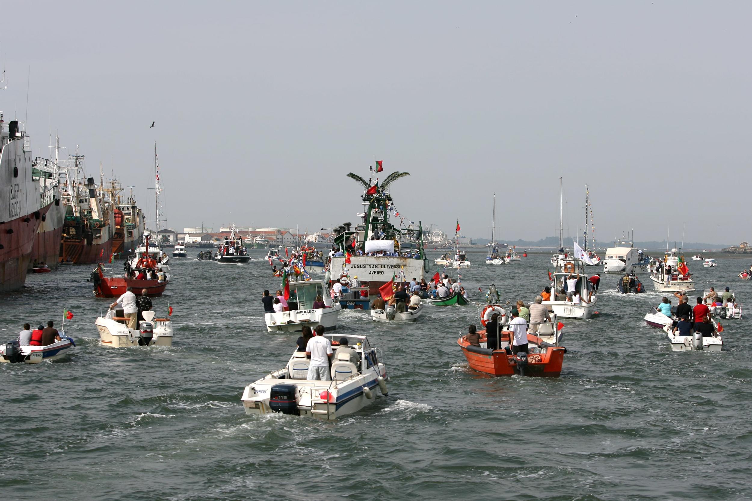 embarcações na procissão da Nossa Senhora dos Navegantes, a sair do Porto Bacalhoeiro. Além da tr...