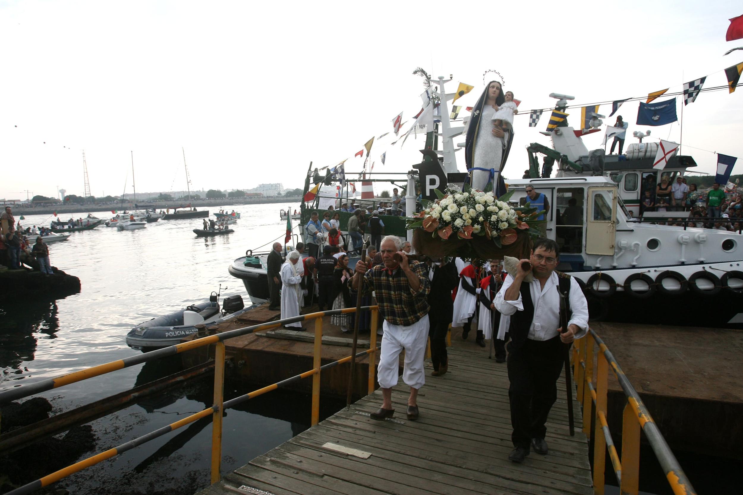 Desembarque da santa no Forte da Barra, em ombros de populares vestidos de pescadores como os pri...