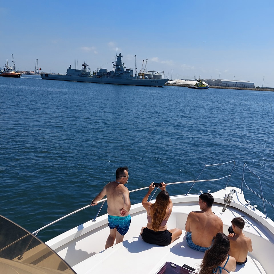 grupo em passeio a bordo de uma das embarcações da Ria Príncipe tendo como pano de fundo a entrad...