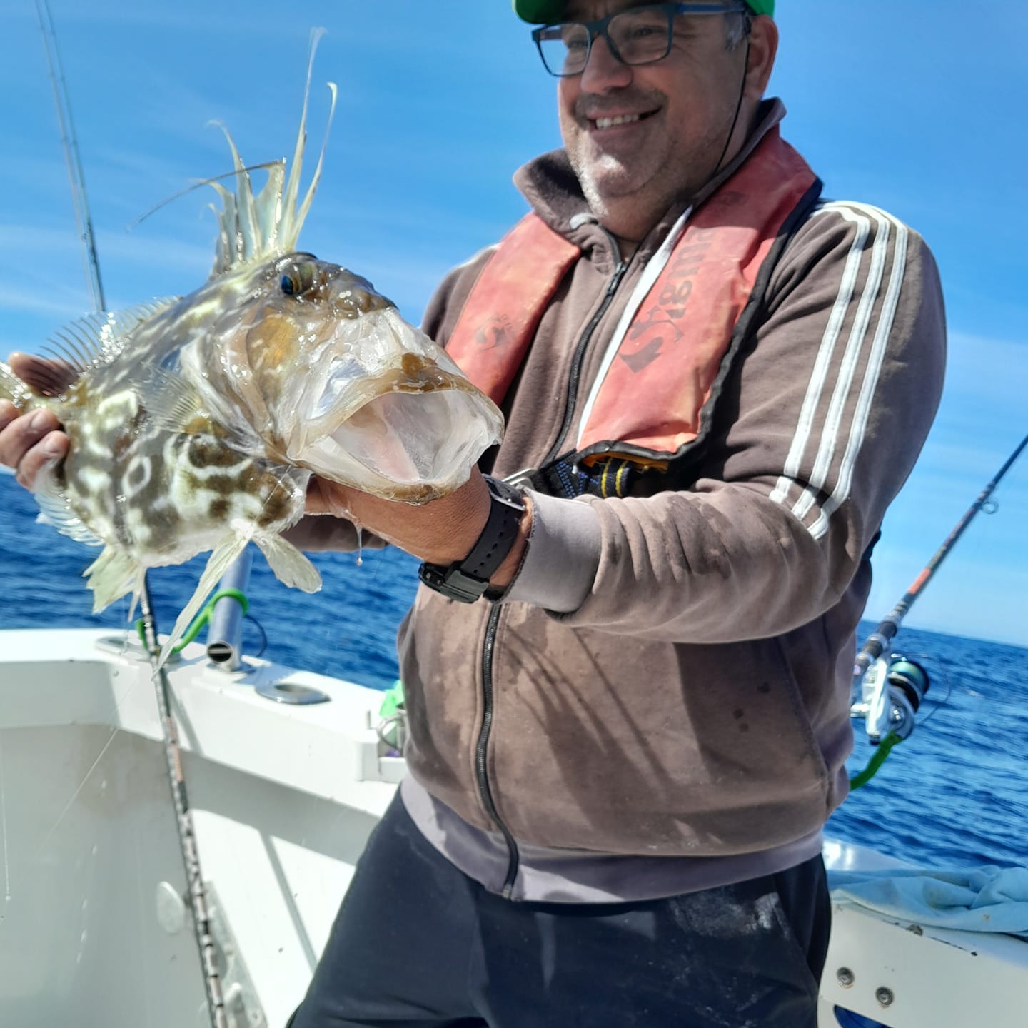 pescador e sua captura, a bordo da Ria Príncipe