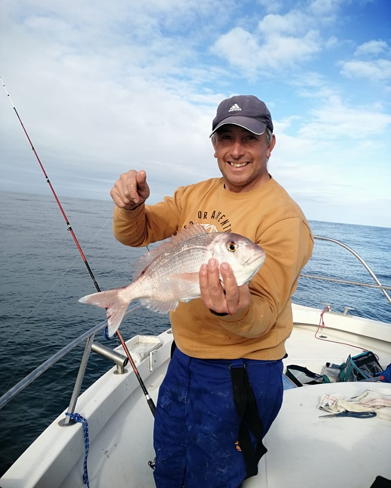 pescador e sua captura, a bordo da Ria Príncipe