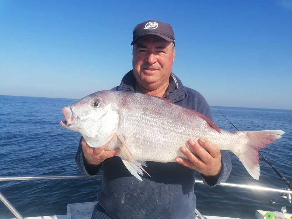 pescador e sua captura, a bordo da Ria Príncipe